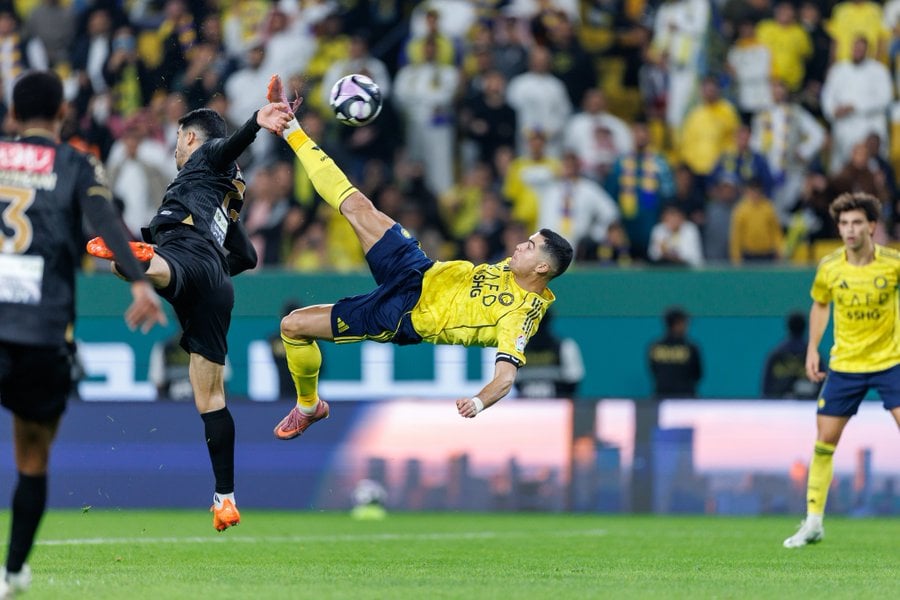Cristiano Ronaldo's Iconic Bicycle Kick Powers Al Nassr to Dominant 4-1 Victory over Al Khaleej