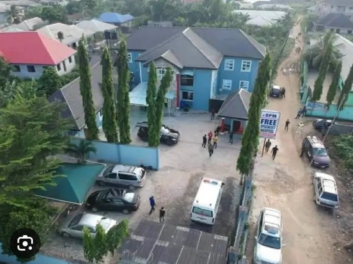 Mothers receiving shop spaces for business